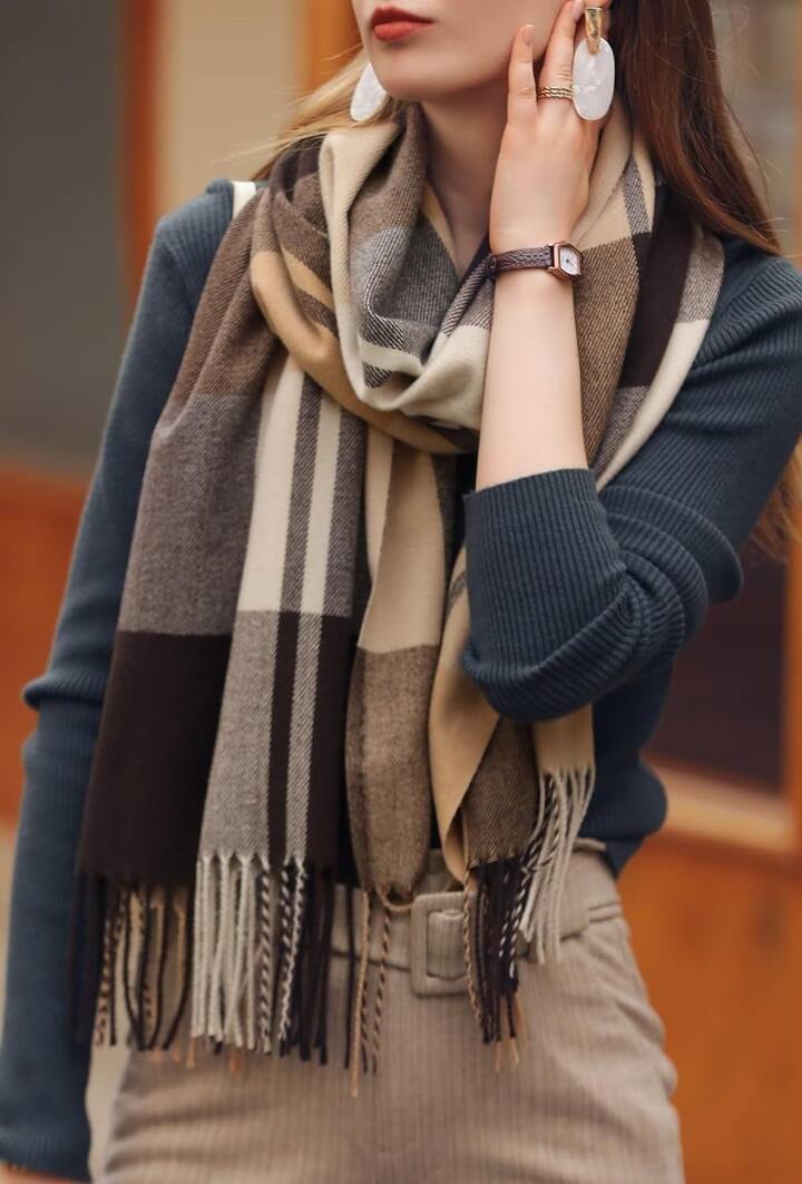 स्कार्फचा वापर केल्यास लुक अधिक स्टायलिश आणि विंटर-फ्रेंडली दिसतो. डोक्यापासून पायापर्यंतचा संपूर्ण लुक समतोल ठेवणे फॅशनसाठी आवश्यक असते.