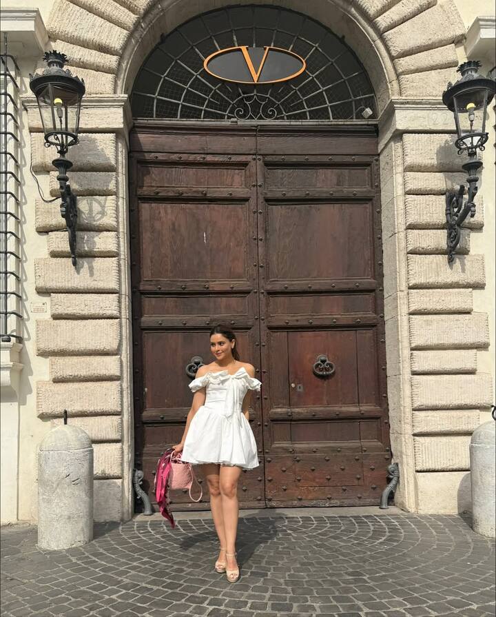 અભિનેત્રી આમના શરીફ તેના સ્ટાઇલિશ અંદાજને કારણે ચર્ચામાં છે. નાના પડદા પર 'કશિશ' નું પાત્ર ભજવનાર અભિનેત્રીના લાખો લોકો દિવાના છે.