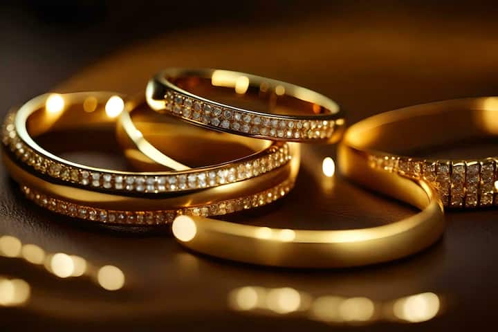 चांदी के साथ-साथ पीली धातु यानी सोने में भी तेजी का रुख देखने को मिला है। अंतरराष्ट्रीय बाजार में डॉलर के मूल्य में आई तेजी का सीधा असर स्थानीय सोने की कीमत पर पड़ा है। स्टैंडर्ड सोना (10 ग्राम) आज ₹1,200 बढ़ गया है।