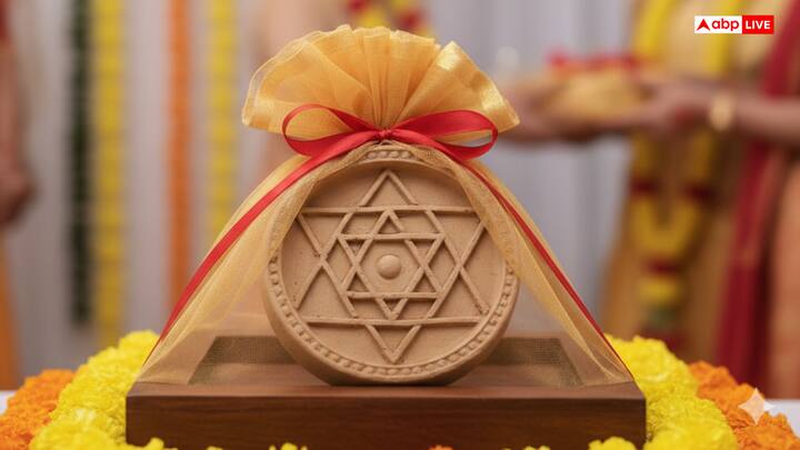 According to Vastu, gifting Shree Yantra made of clay is considered auspicious, as it brings monetary gains and positive energy. Giving or receiving it is auspicious and there is a possibility of increase in income and return of stuck money.
