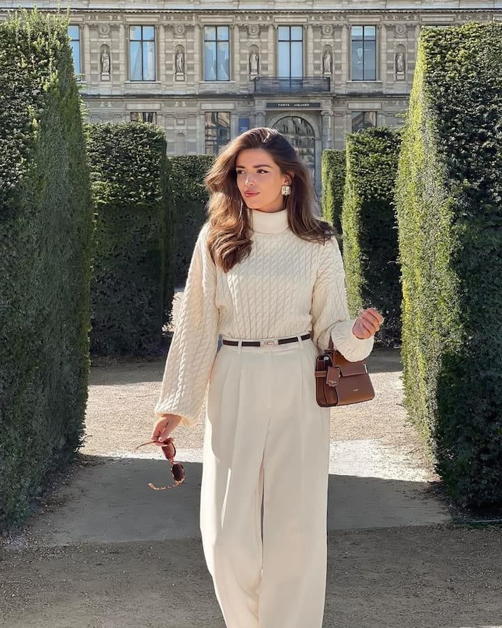 वूलन टॉपसोबत योग्य अॅक्सेसरीज वापरणे खूप महत्त्वाचे मानले जाते. हूप इयररिंग्स किंवा मिनिमल गोल्ड ज्वेलरी लुकला अजून उठाव देते.