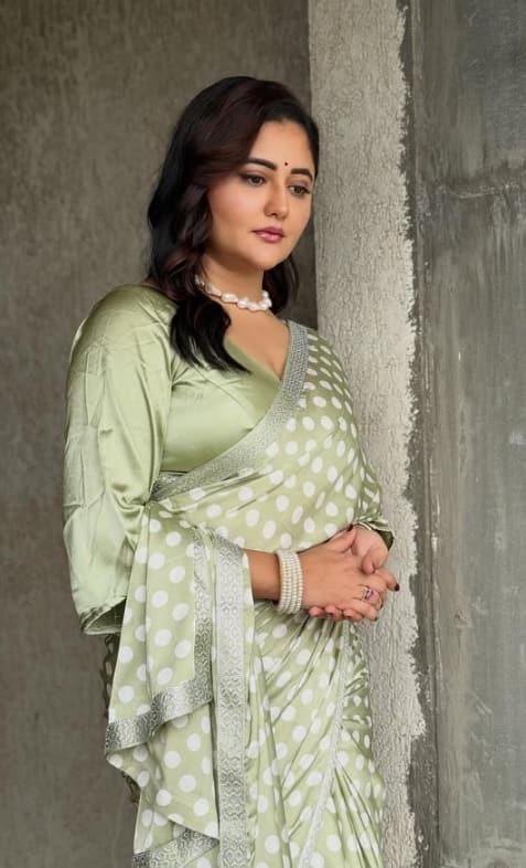 સાડીમાં સ્માર્ટ લૂકમાં જોવા મળી રશ્મિકા દેસાઇ