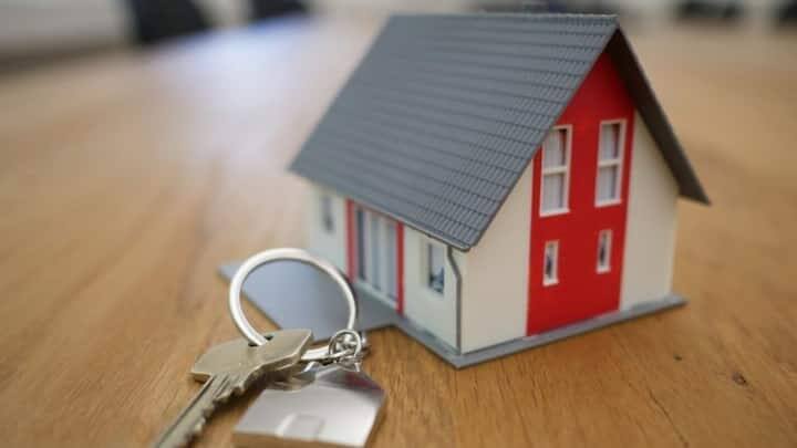'Adverse Possession' હેઠળ માલિકીનો દાવો કરવા માટે સતત 12 વર્ષનો સમયગાળો નિર્ણાયક હોય છે. આ સમય દરમિયાન, ભાડૂઆતે મકાનમાલિકની દખલગીરી વિના એકલા હાથે મિલકત પર કબજો જમાવ્યો હોવો જોઈએ. અર્થાત, તેણે મિલકતનો ઉપયોગ જાણે પોતે જ માલિક હોય તે રીતે કર્યો હોવો જોઈએ. આ સમયગાળામાં અસલી માલિકે તેને રોકવા માટે કોઈ કાયદાકીય પગલાં લીધા ન હોવા જોઈએ. આ પ્રકારના કબજાને કાયદાકીય ભાષામાં 'Hostile Possession' કહેવાય છે.