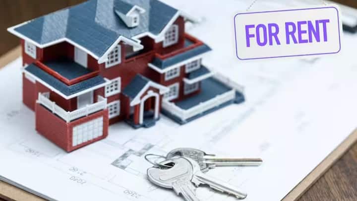 आम तौर पर किराएदार के पास सिर्फ रहने का अधिकार होता है. संपत्ति का मालिक बनना अलग बात है. मालिकाना हक तभी मिलता है जब घर कानूनी तरीके से खरीदा जाए और रजिस्ट्री पूरी हो. फिर भी कुछ खास परिस्थितियों में एडवर्स पजेशन का नियम लागू हो सकता है.