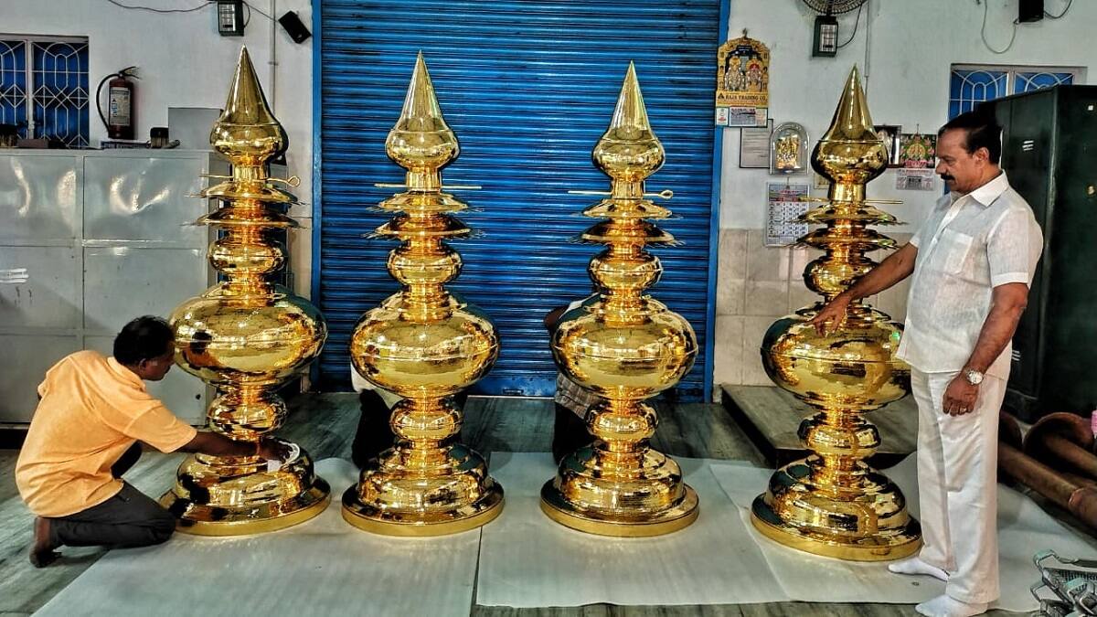 புத்தம் புதிதாக பொலிவு பெற்று மின்னும் கலசங்கள்: ஆதிகும்பேஸ்வரர் கோயில் கும்பாபிஷேகத்திற்காக தயார்