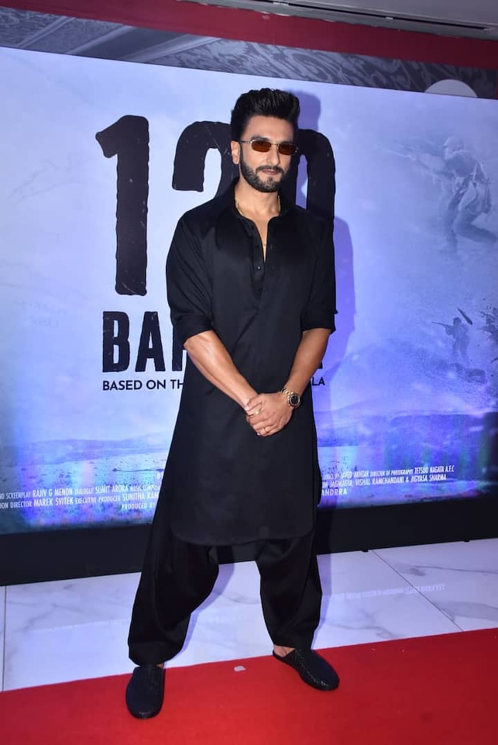 The dashing Ranveer Singh also became a part of this event. He grabbed the limelight with his strong personality. Ranveer Singh wore a black Pathani outfit during the screening of '120 Bahadur'.