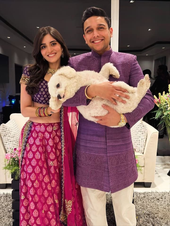 गुजरातियों में गुड़ धना सेरेमनी इंगेजमेंट के पहले की एक रस्म है. इसमें दुल्हन का परिवार दूल्हे के घर जाकर गिफ्ट्स और मिठाइयों से रिश्ता पक्का करता है. साथ ही दोनों होने वाले दुल्हा और दुल्हन एक दूसरे को रिंग पहनाते हुए अपने रिश्ते को ऑफिशियल करते हैं.