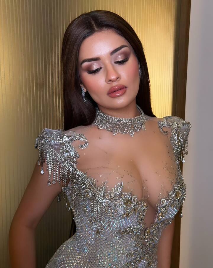 Talking about makeup and accessories, the actress has also done heavy makeup with her stylish outfit. She applied shimmery eye makeup on her eyes and completed her look with glossy lips. The actress looks stunning in statement earrings and open hair.