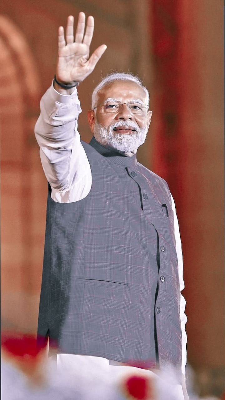 पारदर्शक केस-बॅकमुळे घड्याळप्रेमींना त्याच्या कार्यप्रणालीची झलक मिळते, तर नीलमणीचे क्रिस्टल्स स्क्रॅच-प्रतिरोधक क्षमता वाढवतात. 5 ATM जलप्रतिरोधकतेमुळे  ते दररोज वापरण्यासाठी आकर्षक आणि व्यावहारिक राहते.