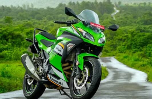 ਕਾਵਾਸਾਕੀ ਨਿੰਜਾ 300 ਨਿੰਜਾ 300 'ਤੇ ਸਿਰਫ ₹5,000 ਦੇ ਫਾਇਦੇ ਉਪਲਬਧ ਹਨ। ਇਹ ਕਾਵਾਸਾਕੀ ਮੋਟਰਸਾਈਕਲ 296 cc, ਲਿਕਵਿਡ-ਕੂਲਡ, ਪੈਰਲਲ-ਟਵਿਨ ਇੰਜਣ ਦੁਆਰਾ ਸੰਚਾਲਿਤ ਹੈ ਜੋ 38.9 bhp ਅਤੇ 26.1 Nm ਟਾਰਕ ਪੈਦਾ ਕਰਦਾ ਹੈ। ਇਹ ਅਸਿਸਟ ਅਤੇ ਸਲਿਪਰ ਕਲਚ ਦੇ ਨਾਲ 6-ਸਪੀਡ ਗਿਅਰਬਾਕਸ ਨਾਲ ਲੈਸ ਹੈ। ਤਿੰਨ ਰੰਗਾਂ ਦੇ ਰੂਪਾਂ ਵਿੱਚ ਉਪਲਬਧ, ਬਾਈਕ ਦੀ ਕੀਮਤ ₹3.17 ਲੱਖ (ਐਕਸ-ਸ਼ੋਰੂਮ) ਹੈ।