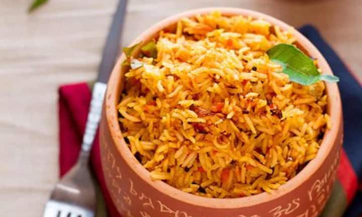 In Tomato Rice, rice is cooked with spicy tomato gravy. In this, tempering of things like mustard seeds, curry leaves, green chillies, cumin seeds and cinnamon is applied.