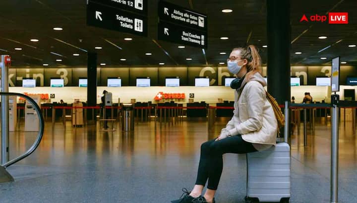 कई यात्री सोचते हैं कि सिक्योरिटी चेक पूरा हो गया मतलब काम खत्म, लेकिन गेट तक देर से पहुंचेंगे तो फ्लाइट आपकी आंखों के सामने निकल जाएगी. एयरलाइंस आमतौर पर 20 से 25 मिनट पहले गेट बंद कर देती हैं. इसलिए पहले गेट पहुंचें, फिर आराम से कॉफी या शॉपिंग करें.