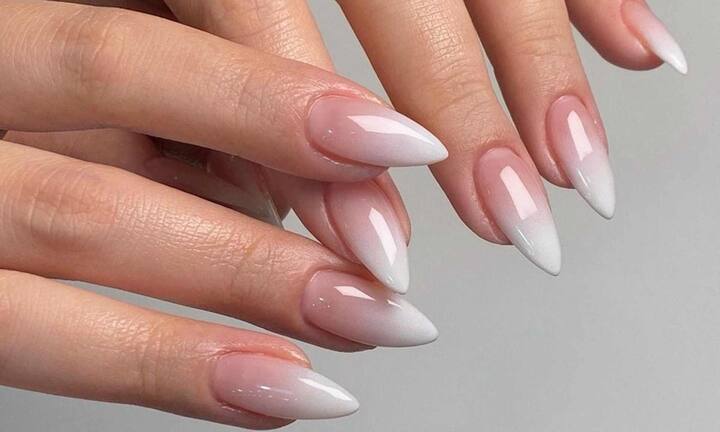 वहीं अगर आपको सॉफ्ट या ब्लेंडेड लुक पसंद है तो एम्ब्रो नेल्स आपके लिए परफेक्ट है. पेस्टल शेड्स जैसे पिंक टू व्हाइट, लैवेंडर टू न्यूड और पीच टू क्रीम सबसे ज्यादा चलन में है. आप इसमें हल्की ग्लिटर डस्ट भी जोड़ सकते हैं. वहीं यह नेल्स आप हल्दी, एंगेजमेंट और वेडिंग डे पर करवा सकते हैं.