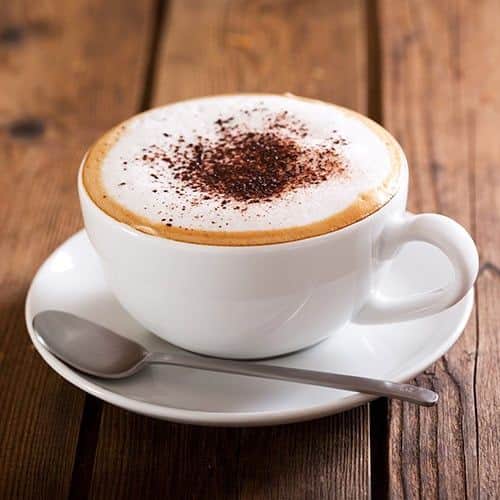 कॅफिन मेंदूला उत्तेजित करून झोपेची प्रक्रिया बिघडवू शकते, त्यामुळे झोपेच्या तक्रारी असलेल्या लोकांनी विशेषत संध्याकाळी आणि रात्री कॉफी टाळणे आवश्यक आहे.