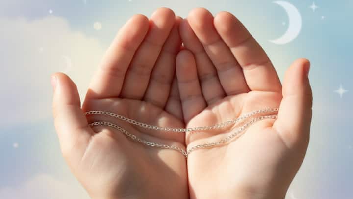 बच्चों की स्किन काफी ज्यादा नाजुक होती है, जिस वजह से उन्हें गोल्ड या आर्टिफिशियल मेटल पहनने से उन्हें स्किन से जुड़ी समस्याओं का सामना करना पड़ सकता है. ऐसे में चांदी की चैन अधिक सुरक्षित मानी जाती है. इस कारण पुराने समय से ही बच्चों को को चांदी का पायल, कड़ा या चैन पहनाने की परंपरा रही है.