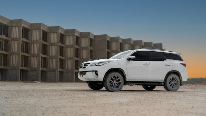 Toyota Fortuner का नाम सुनते ही दिमाग में किस्मत और सफलता का ख्याल आता है. Fortuner शब्द Fortune से निकला है, जिसका मतलब होता है, भाग्य या सौभाग्य. टोयोटा ने इस SUV को प्रीमियम और पॉवरफुल फील देने के लिए ऐसा नाम चुना, जो सुनते ही लक्जरी और भरोसे का एहसास कराए.