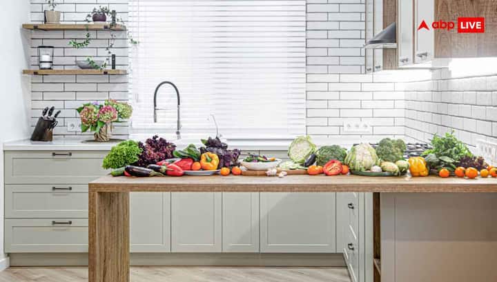 किचन में टूटे-फूटे बर्तन, फटी हुई थाली या चटकी हुई हांडी रखना सेहत के लिए ठीक नहीं है. ये न सिर्फ खाने की शुद्धता को प्रभावित करते हैं, बल्कि नेगेटिव एनर्जी को भी अट्रैक्ट करते हैं. जले हुए तवे या पुराने बर्तन आपकी हेल्थ पर निगेटिव असर डालते हैं. ऐसे में पुराने और टूटे बर्तनों को तुरंत हटा दें और उनके स्थान पर मजबूत, साफ-सुथरे बर्तनों का यूज करें.