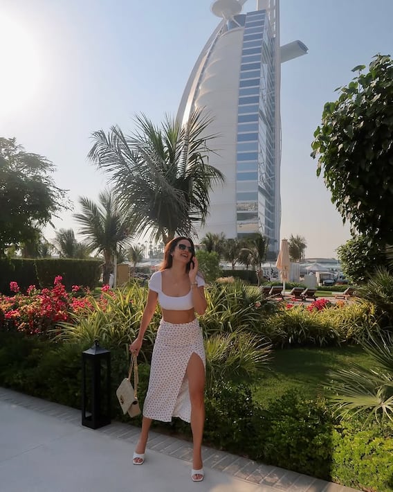 નતાશા સ્ટેનકોવિકે શોર્ટ ટૉપ અને સ્લિટ કટ સ્કર્ટમાં બતાવી અદાઓ