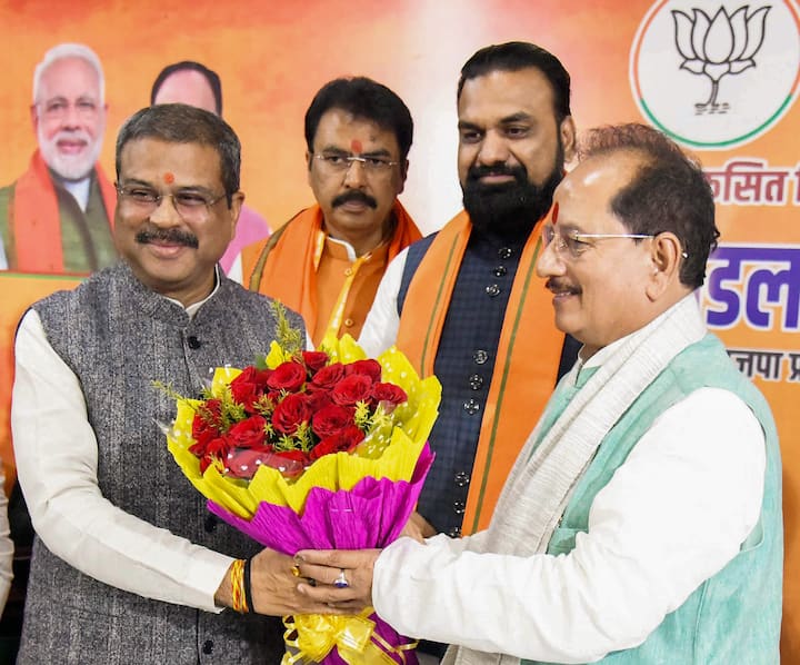 NDA legislature party meeting was held on Thursday and Nitish Kumar was elected the leader. BJP legislature party leader Samrat Chaudhary has been selected. Deputy leader Vijay Kumar Sinha has been selected.