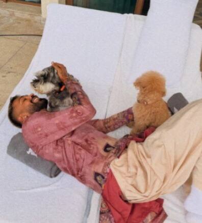 व्हिडिओमध्ये दोघेही एकत्र बसून हनुमान चालीसा पठण करत असल्याचे पाहायला मिळते. त्यांच्या या भक्तिमय अंदाजावर चाहते अक्षरशः फिदा झाले.