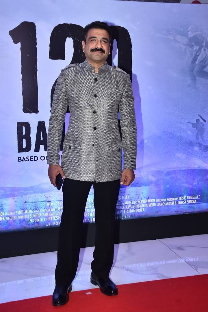 Ejaz Khan, who played an important role in '120 Bahadur', was also spotted at the screening of the film. The actor is adding charm to the gathering with his amazing look.