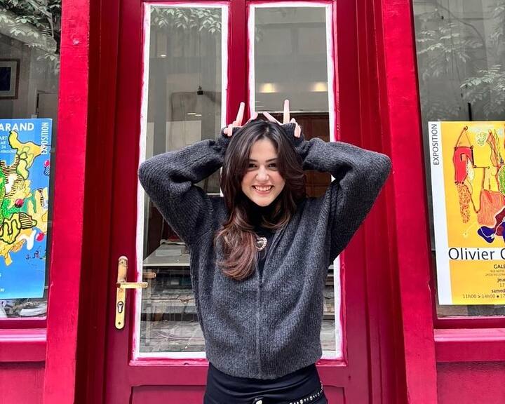 Here the actress is seen giving a cute pose. Fans are liking this style of his.