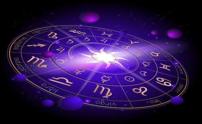 కార్తీక అమావాస్య రోజున పితృదేవతలకు తర్పణం చేయండి, చీమలకు ఆహారం వేయండి. పేదలకు దానం చేయండి. ఇది చెడు ప్రభావాల నుంచి రక్షిస్తుందని నమ్మకం.