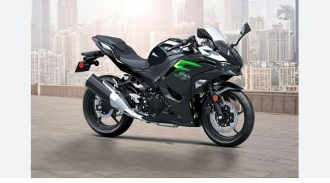 ਕਾਵਾਸਾਕੀ ਨਿੰਜਾ 500 ਇਹ ਪੇਸ਼ਕਸ਼ ਸਿਰਫ਼ 30 ਨਵੰਬਰ ਤੱਕ ਵੈਧ ਹੈ। ਇਹ ਪੇਸ਼ਕਸ਼ Ninja 500, Ninja 1100SX, Ninja 300, ਅਤੇ Versys-X 300 ਮਾਡਲਾਂ 'ਤੇ ਲਾਗੂ ਹੁੰਦੀ ਹੈ। ਇਹ ਕਾਵਾਸਾਕੀ ਬਾਈਕ KTM, Ducati ਅਤੇ BMW ਦੀਆਂ ਮੋਟਰਸਾਈਕਲਾਂ ਨੂੰ ਟੱਕਰ ਦਿੰਦੀ ਹੈ। ਕਾਵਾਸਾਕੀ ਨਿੰਜਾ 500 'ਤੇ ₹20,000 ਤੱਕ ਦੇ ਲਾਭ ਉਪਲਬਧ ਹਨ। ਕਾਵਾਸਾਕੀ ਬਾਈਕ 'ਤੇ ਇਹ ਪੇਸ਼ਕਸ਼ ਕੈਸ਼ਬੈਕ ਵਾਊਚਰ ਦੇ ਰੂਪ ਵਿੱਚ ਹੈ। ਇਹ ਕਾਵਾਸਾਕੀ ਮੋਟਰਸਾਈਕਲ 451 cc, ਲਿਕਵਿਡ-ਕੂਲਡ, ਪੈਰਲਲ-ਟਵਿਨ ਇੰਜਣ ਦੁਆਰਾ ਸੰਚਾਲਿਤ ਹੈ ਜੋ 9,000 rpm 'ਤੇ 45 bhp ਪਾਵਰ ਅਤੇ 6,000 rpm 'ਤੇ 42.6 Nm ਟਾਰਕ ਪੈਦਾ ਕਰਦਾ ਹੈ। ਇਸ ਬਾਈਕ ਦੀ ਐਕਸ-ਸ਼ੋਰੂਮ ਕੀਮਤ ₹5.66 ਲੱਖ ਰੁਪਏ ਹੈ।