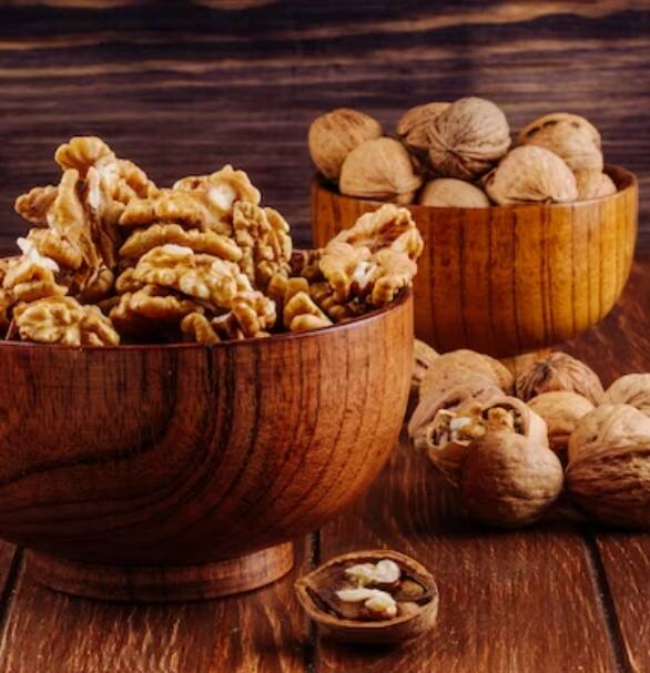 ਅਖਰੋਟ ਨੂੰ ਭਿੱਜਣ ਨਾਲ ਉਨ੍ਹਾਂ ਵਿੱਚੋਂ ਫਾਈਟਿਕ ਐਸਿਡ ਘੱਟ ਹੋ ਜਾਂਦਾ ਹੈ, ਜੋ ਸਰੀਰ ਨੂੰ ਪੌਸ਼ਟਿਕ ਤੱਤਾਂ ਜਜ਼ਬ ਕਰਨ ਤੋਂ ਰੋਕਦਾ ਹੈ। ਭਿੱਜੇ ਹੋਏ ਅਖਰੋਟ ਖਾਣ ਨਾਲ ਵਿਟਾਮਿਨ ਅਤੇ ਖਣਿਜ ਸਰੀਰ ਵਿੱਚ ਆਸਾਨੀ ਨਾਲ ਜਜ਼ਬ ਹੋ ਜਾਂਦੇ ਹਨ।