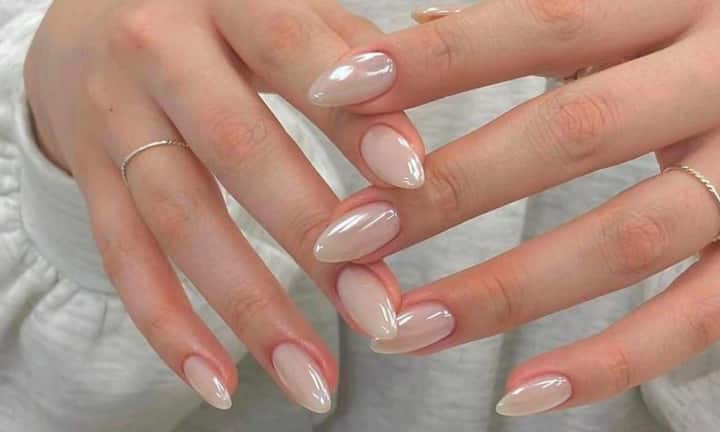 आजकल शादियों में क्रोम नेल्स ने क्लासिक रेड मैनीक्योर को रिप्लेस कर दिया है. यह शाइनी और स्ट्राइकिंग होते हैं और खुद ही ज्वेलरी जैसे दिखते हैं. सिल्वर और रोज गोल्ड क्रोम इस साल सबसे ज्यादा पॉपुलर है. वहीं शादी की लाइट्स में यह नेल्स और भी खूबसूरत लगते हैं. ऐसे में आप क्रोम नेल्स को एगेजमेंट, कॉकटेल नाइट या रिसेप्शन में करवा सकते हैं.