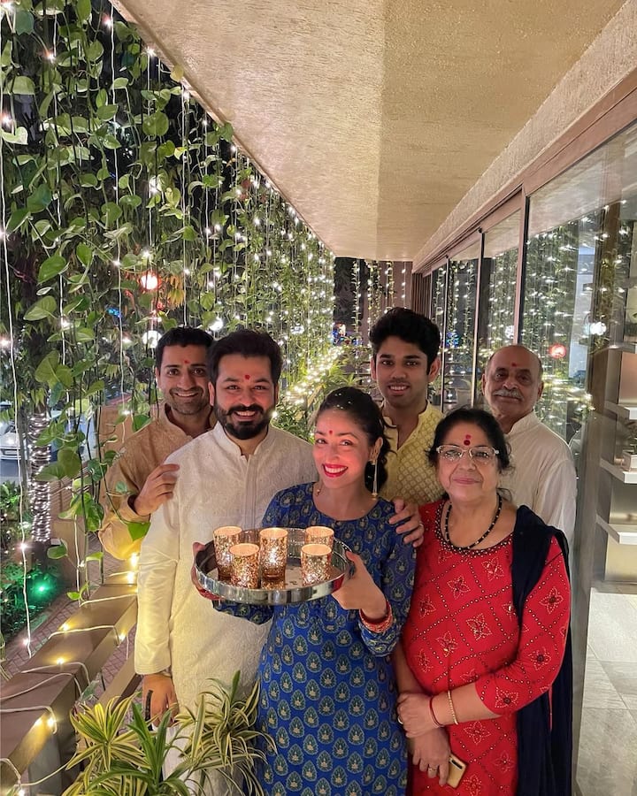 यामी का जगमगाता हुआ घर काफी ज्यादा पसंद है. दीवाली पर भी उन्होंने अपने घर की बालकनी में बहुत सारी लाइट्स लगाई थी.
