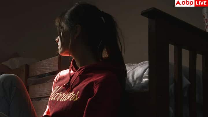 कमजोर इम्युनिटी, बार-बार बीमार पड़ना या जल्दी थक जाना, ये शरीर के डिफेंस सिस्टम के कमजोर होने के संकेत हैं. मैग्नीशियम एंटीबॉडी बनाने और वाइट ब्लड सेल्स को ऊर्जा देने में अहम भूमिका निभाता है. इसकी कमी से शरीर इंफेक्शन के प्रति जल्दी संवेदनशील हो जाता है. पर्याप्त मात्रा लेने से इम्युनिटी मजबूत रहती है और रिकवरी तेज होती है.