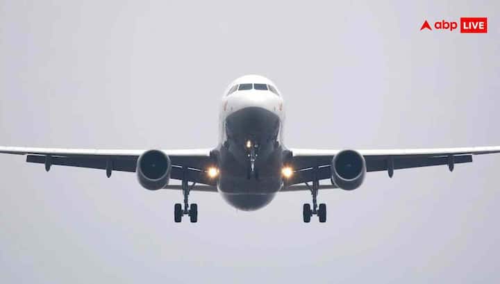 एयरपोर्ट पर गेट कई बार बदलते रहते हैं. अगर आप फोन में लगे हैं या किसी कैफे में बैठे हैं, तो गेट चेंज की सूचना छूट सकती है. ऐसे में आप गलत गेट पहुंच जाते हैं और फ्लाइट निकल जाती है. इसलिए एयरलाइन ऐप और एयरपोर्ट डिस्प्ले स्क्रीन दोनों पर नजर रखें.