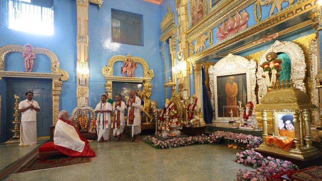 pm modi andhra visit sathya sai baba 100th birth anniversary special facts सत्य साईं बाबा के 100वें जन्मदिवस पर PM मोदी ने दी श्रद्धांजलि, जानिए उनके जीवन की 3 अहम बातें!