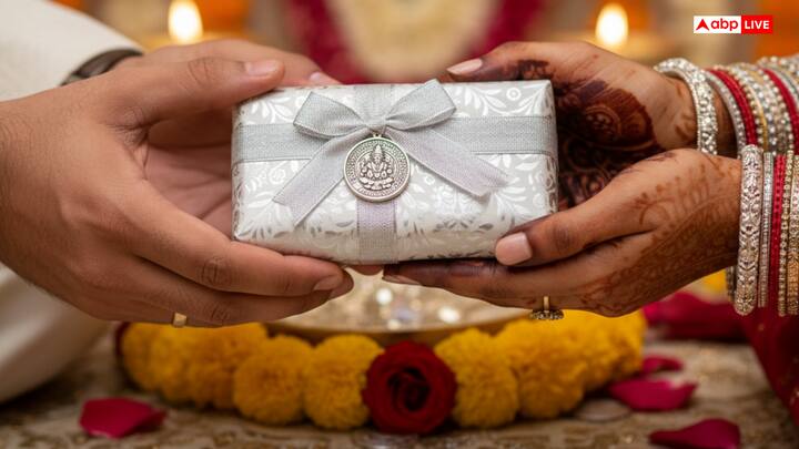 Giving silver items as gifts is very auspicious. Giving silver gifts is considered a way to get the blessings of Goddess Lakshmi, which strengthens the financial condition. If married couples or lovers gift silver jewelery to each other, it can improve their love relationship.