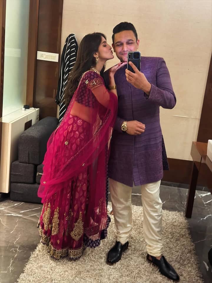 मंगेतर और परिवार संग बहुत ही इंटीमेट सेरेमनी में एक्ट्रेस ने अपनी गुड़ धना सेरेमनी की. ये इवेंट एक्ट्रेस के मंगेतर मेजन मोदी के पुणे वाले घर पर हुआ.