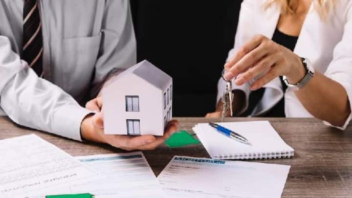 यह कानून ऐसे मामलों में काम आता है जहां कोई व्यक्ति लंबे समय तक लगातार खुले और बिना रोक-टोक कब्जे में रहा हो. यह हर किराएदार पर लागू नहीं होता. बल्कि केवल उन स्थितियों में लागू होता है. जहां कब्जा मालिक की अनदेखी और घर न आने जाने की वजह से बना रहता है.