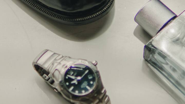 घड़ी + परफ्यूम गिफ्ट डुओ: एक कालातीत संयोजन जो प्रभावित करने में कभी असफल नहीं होता। घड़ी परिष्कार जोड़ती है और कैज़ुअल और फॉर्मल दोनों लुक को पूरा करती है। परफ्यूम एक ताज़गी भरी खुशबू लाता है जो पूरे दिन बनी रहती है। साथ में, वे एक समन्वित, सर्वांगीण उपहार देने का अनुभव बनाते हैं। उन पुरुषों के लिए बिल्कुल उपयुक्त जो बिना अधिक प्रयास के चमकदार दिखना पसंद करते हैं। कार्यदिवसों, सप्ताहांत की सैर या शाम की योजनाओं के लिए खूबसूरती से काम करता है। उपहार देने के लिए तैयार आता है जिससे आपका भाव विचारशील और संपूर्ण हो जाता है। शीर्ष पर या अव्यवहारिक हुए बिना विलासितापूर्ण महसूस होता है। जब आप कुछ सार्वभौमिक रूप से आकर्षक चाहते हैं तो यह एक भरोसेमंद विकल्प है। पुरुष दिवस के लिए आदर्श क्योंकि यह शैली, आत्मविश्वास और आकर्षण का मिश्रण है। (छवि स्रोत: कैनवा)