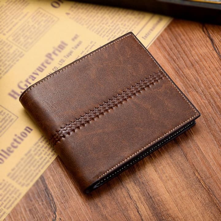 त्यांच्या नावाचा वॉलेट, कस्टमाइज मग किंवा फोटो फ्रेम एक सुंदर आठवण बनू शकते. इच्छा असेल तर नाव असलेली पिलो किंवा बेडशीटही भेट देऊ शकता.