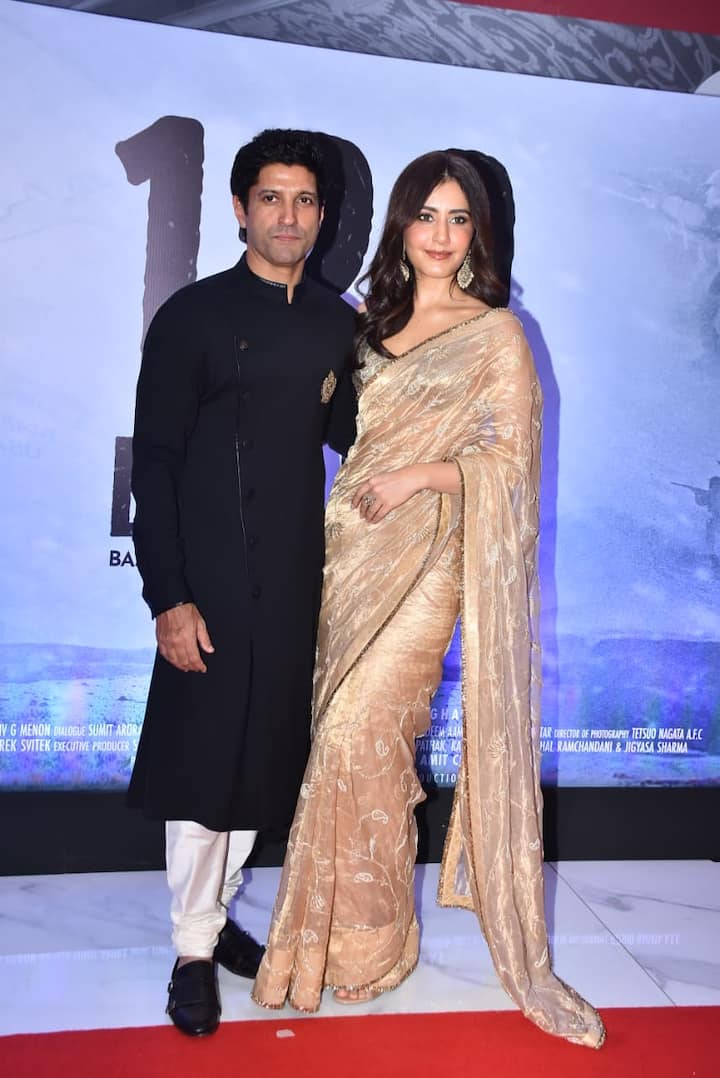 The screening of Farhan Akhtar's film '120 Bahadur' took place today and many Bollywood stars attended it. During this time, the film's lead actors Farhan Akhtar and Raashi Khanna also attracted everyone's attention with their glamorous looks.