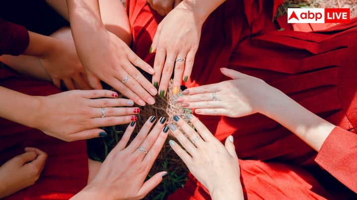 आजकल शादियों में क्रोम नेल्स ने क्लासिक रेड मैनीक्योर को रिप्लेस कर दिया है. यह शाइनी और स्ट्राइकिंग होते हैं और खुद ही ज्वेलरी जैसे दिखते हैं. सिल्वर और रोज गोल्ड क्रोम इस साल सबसे ज्यादा पॉपुलर है.