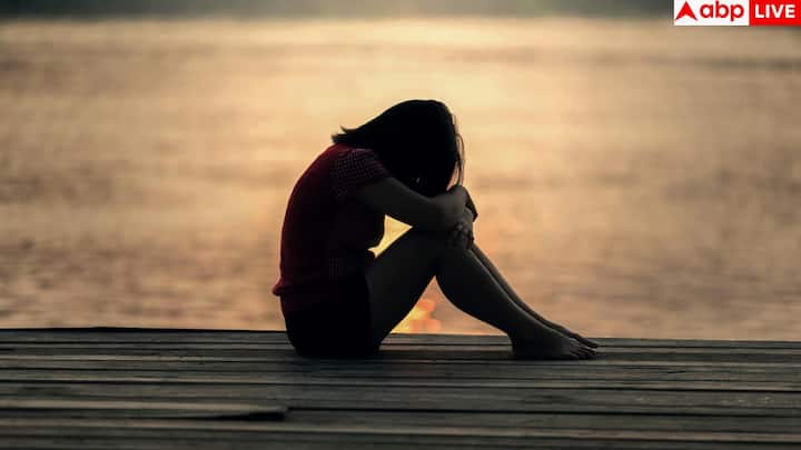 पेट फूलना, कब्ज या गैस जैसी दिक्कतें भी अक्सर मैग्नीशियम की कमी की वजह से होती हैं. यह मिनरल आंतों की मांसपेशियों को आराम देता है और पानी को आकर्षित करके मल त्याग में मदद करता है. कमी होने पर पाचन धीमा हो जाता है और न्यूट्रिशन का अब्जॉर्ब भी प्रभावित होता है. इसका संतुलन डाइजेशन सिस्टम को सुचारू रखने में मदद करता है.