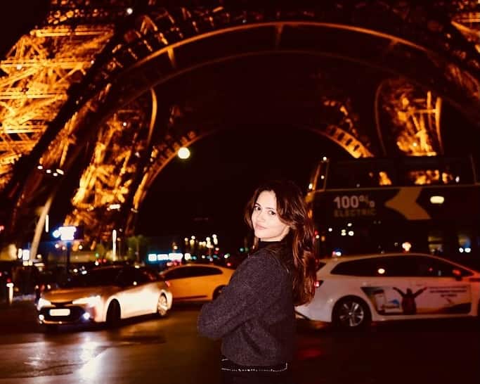 The actress is looking very beautiful in this photo. He also posed standing under the Eiffel Tower.