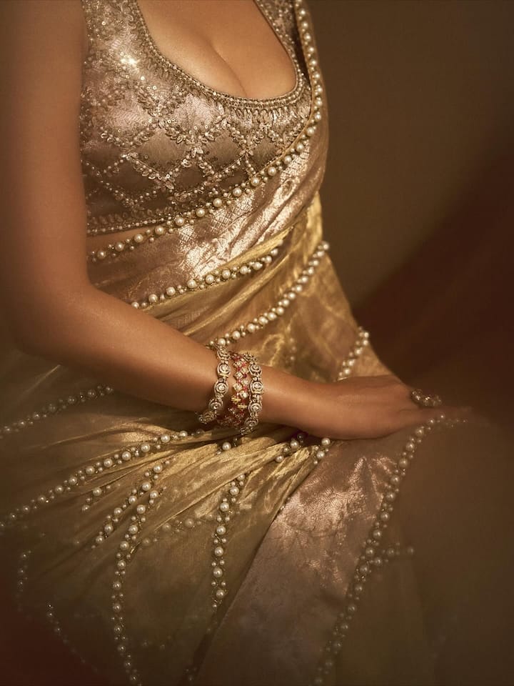 In the viral pictures, Disha Patani is wearing a golden color pearl design saree. Along with this, she has also carried a matching blouse which suits her very well. Overall, this saree look of Hasina looks quite royal.