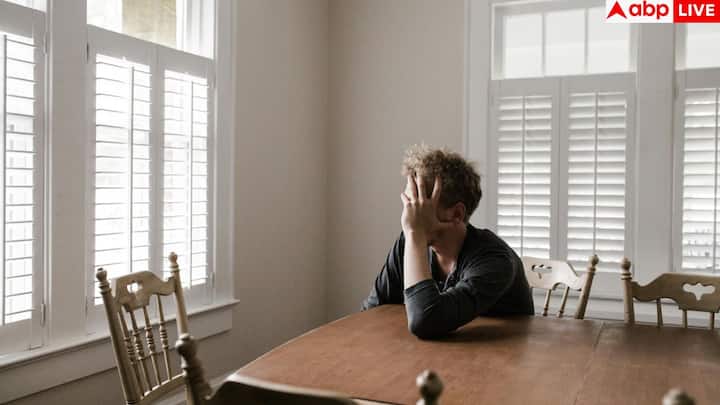 कमजोर इम्युनिटी, बार-बार बीमार पड़ना या जल्दी थक जाना, ये शरीर के डिफेंस सिस्टम के कमजोर होने के संकेत हैं. मैग्नीशियम एंटीबॉडी बनाने और वाइट ब्लड सेल्स को ऊर्जा देने में अहम भूमिका निभाता है. इसकी कमी से शरीर संक्रमणों के प्रति जल्दी संवेदनशील हो जाता है. पर्याप्त मात्रा लेने से इम्युनिटी मजबूत रहती है और रिकवरी तेज होती है.