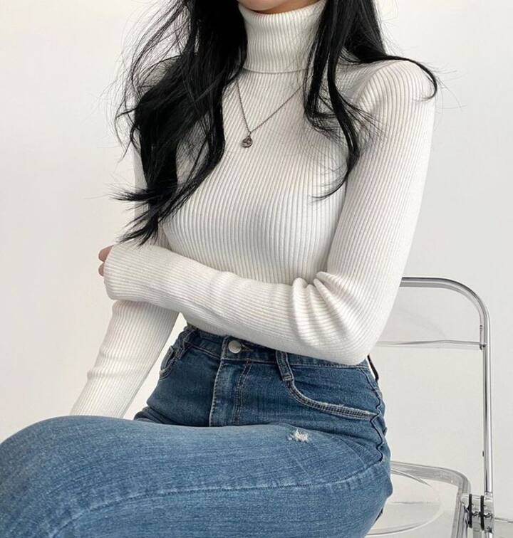 हायनेक वूलन टॉपसोबत स्किनी जीन्स सर्वात क्लासिक आणि ट्रेंडी लुक देते. हा साधा पण नेहमी ट्रेंडमध्ये असणारा कॉम्बिनेशन मानला जातो.