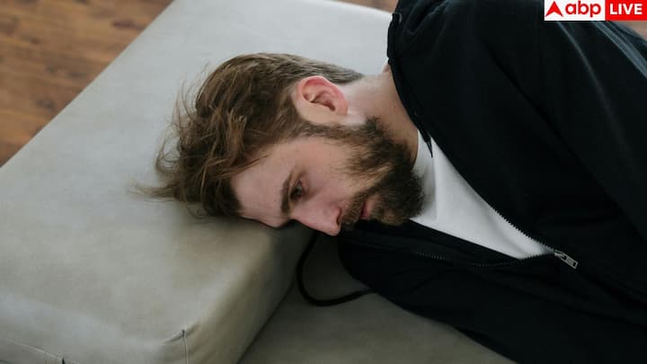 Frequent changes in mood, restlessness, feeling foggy in the mind are not just stress but can also be due to magnesium deficiency. A study published in NIH suggests that this mineral controls serotonin and stress-response in the brain. Therefore its deficiency increases problems like anxiety, irritability or low focus.