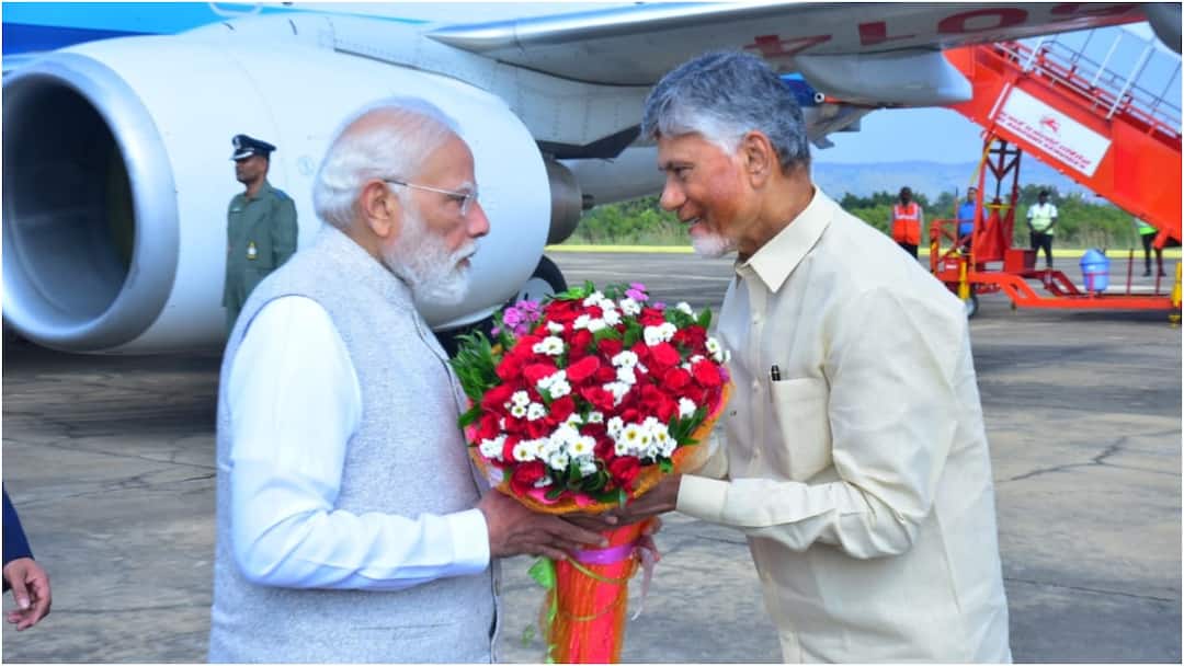 PM Modi AP Tour: ఏపీకి ప్రధాని మోదీ, సత్యసాయి ఎయిర్ పోర్టులో ఘన స్వాగతం పలికిన సీఎం చంద్రబాబు PM Modi reaches Sathya Sai Baba at airport Gets grand welcome AP Cm Chandrababu PM Modi AP Tour: ఏపీకి ప్రధాని మోదీ, సత్యసాయి ఎయిర్ పోర్టులో ఘన స్వాగతం పలికిన సీఎం చంద్రబాబు