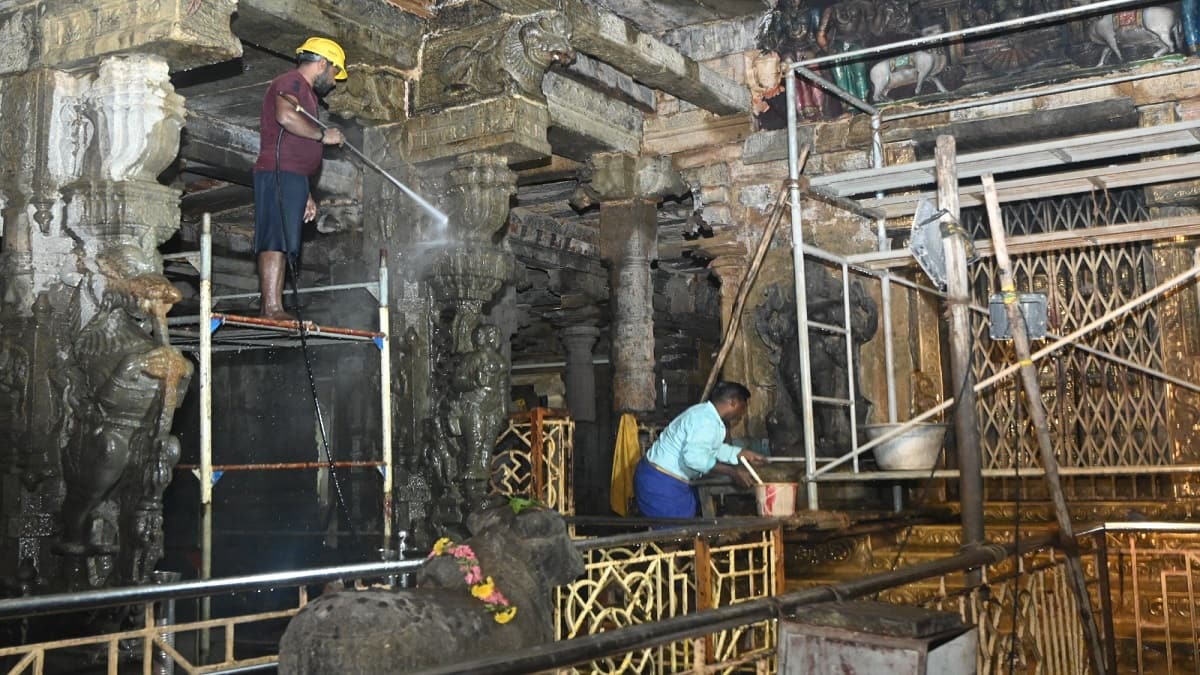 புத்தம் புதிதாக பொலிவு பெற்று மின்னும் கலசங்கள்: ஆதிகும்பேஸ்வரர் கோயில் கும்பாபிஷேகத்திற்காக தயார்