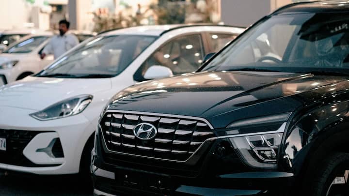 वहीं Hyundai Creta की कहानी बिल्कुल उलट है. क्रेटा कोई असली जगह या जानवर नहीं, बल्कि एक ऐसा कल्पित शब्द है जिसे हुंडई ने खास इस मॉडल के लिए बनाया. इस नाम को चुनने के पीछे मकसद था, एक ऐसा शब्द जो इंटरनेशनल मार्केट में भी आसानी से बोला और समझा जा सके. क्रेटा का टोन मॉडर्न, फ्रेश और प्रीमियम फील देता है.